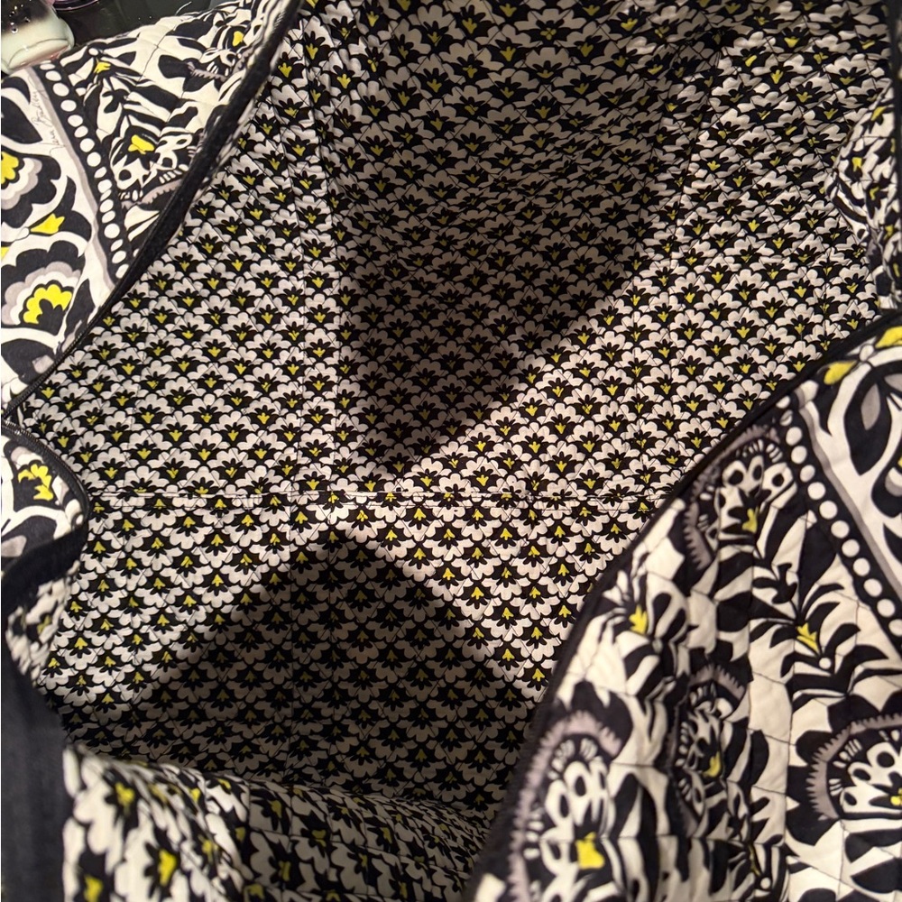 Vera Bradley Large duffle EUC - Picture 4 of 6